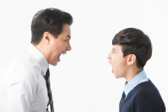 家長過度滿足孩子的需求，極容易導(dǎo)致青春期叛逆，適當(dāng)拒絕有方法