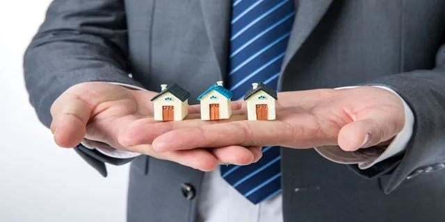 住宅70年，公寓40年，別墅50年，商業(yè)40年，到期后可以續(xù)期，不需申請，無前置條件，更不影響交易！