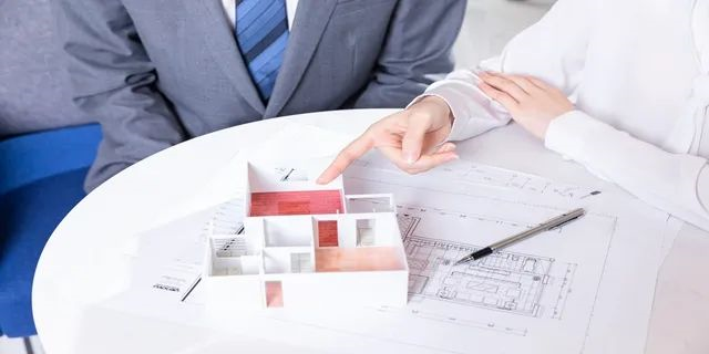 住宅70年，公寓40年，別墅50年，商業(yè)40年，到期后可以續(xù)期，不需申請，無前置條件，更不影響交易！