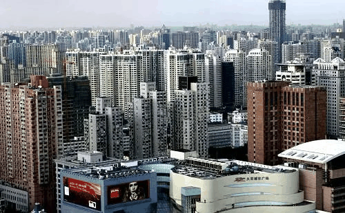 買(mǎi)房，別嫌遠(yuǎn)，別嫌偏。一片空地，那叫投資；配套都有了，那叫追漲；社區(qū)成熟了，那叫接盤(pán)……