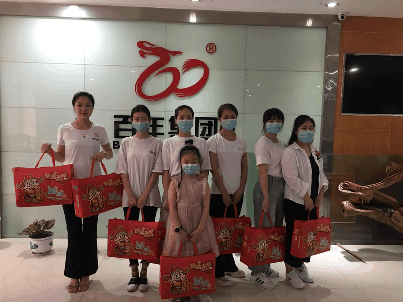 百年集團(tuán)為員工子女發(fā)放“六一”禮物，祝愿所有的孩子兒童節(jié)快樂！