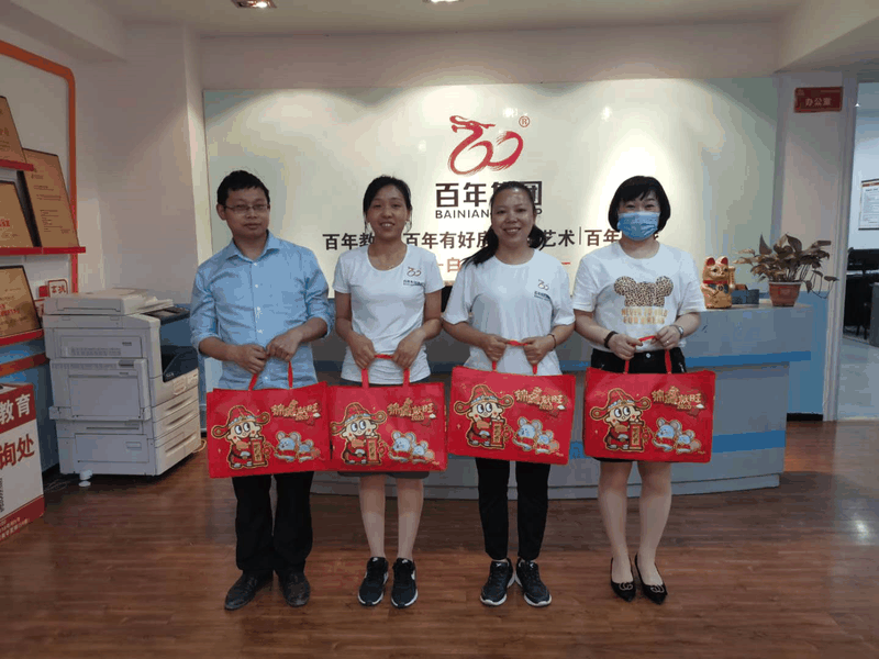 百年集團(tuán)為員工子女發(fā)放“六一”禮物，祝愿所有的孩子兒童節(jié)快樂！