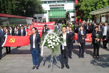 百年集團舉行清明祭掃烈士陵園活動